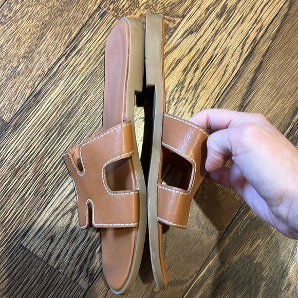 Stylish Tan Slide Sandals 9(8.5) - Picture 2 of 2